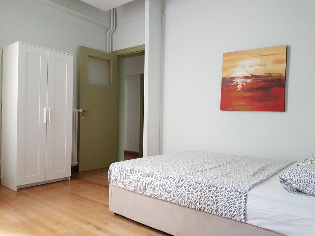 Errathens Pine Red And Taupe - Athens Center Apartment Luaran gambar