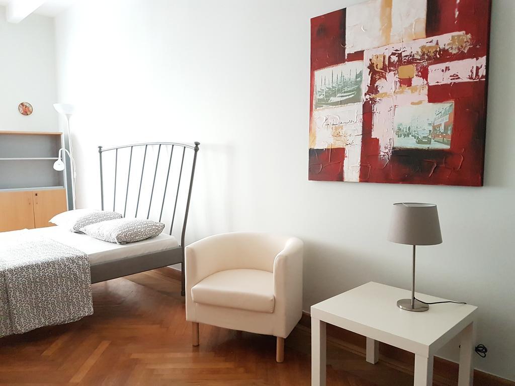 Errathens Pine Red And Taupe - Athens Center Apartment Luaran gambar