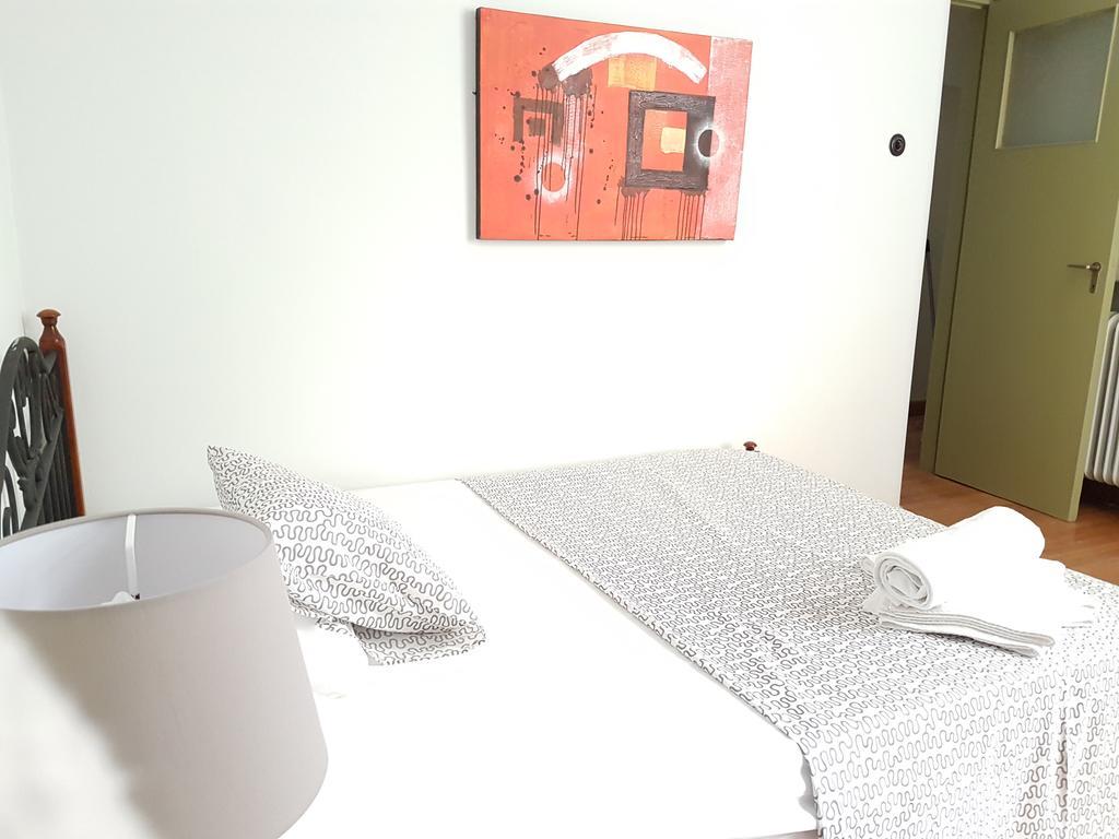 Errathens Pine Red And Taupe - Athens Center Apartment Luaran gambar