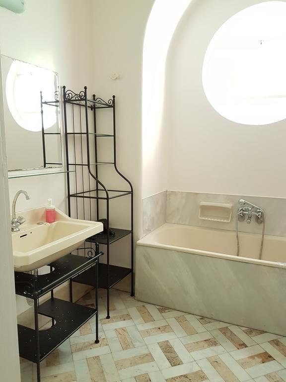 Errathens Pine Red And Taupe - Athens Center Apartment Luaran gambar