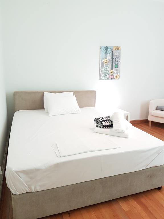 Errathens Pine Red And Taupe - Athens Center Apartment Luaran gambar