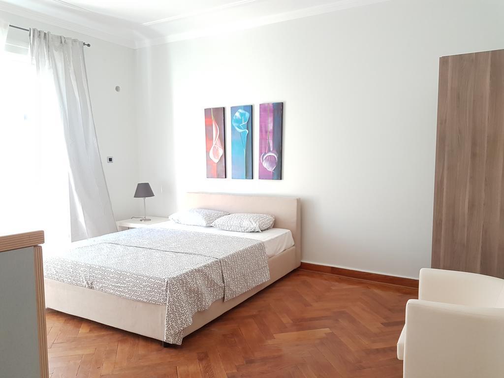 Errathens Pine Red And Taupe - Athens Center Apartment Luaran gambar