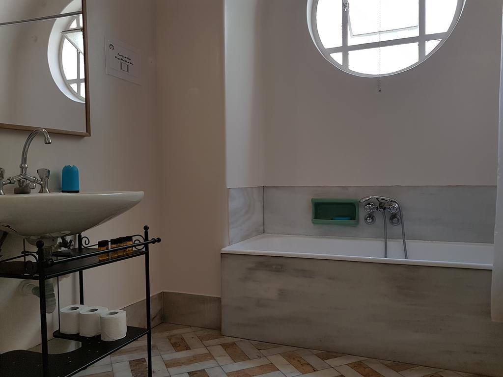 Errathens Pine Red And Taupe - Athens Center Apartment Luaran gambar